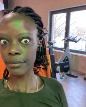 Anna Dushime Instagram - feiertage waren very wack für mich weil ich ca. 14 krankheiten gleichzeitig hatte aber a bitch is healthy now (also mehr oder weniger, hab schilddrüsen-überfunktion aber ist ok bisher) und mir geht’s wieder richtig richtig gut. Ich stehe gerne auf, bewege mich und wenn ich durch die strassen laufe, die sonne scheint und ich pfeife (nicht sehr gut) denke ich so damn this is how y’all be feeling and going through life? hab das gefühl dieser fog nach der geburt und den ersten monaten hat sich gelichtet und ich seh wieder klarer. ich bin jeden tag draußen und for a drinni like me phew. ich sehe und mag mich gerne und die gedanken die ich habe sind nicht von negative self talk geprägt und ängsten. die welt brennt und das nicht erst seit kurzem also freue ich mich, dass es mir gut genug geht, dass ich meinen teil beitragen kann auf ungerechtigkeiten aufmerksam zu machen, integer zu sein und versuchen die welt zu verbessern. spenden, demos, diskutieren und und und. nach der hoffnungslosigkeit der letzten monate kommt mut und für die aufgaben die jetzt kommen brauchen wir uns alle. lasst die streitigkeiten die nicht entscheidend sind sein und zusammenhalten. 
ps: das letzte bild hat @hernameis.m bei der arbeit aufgenommen als ich einen bart für ein clip anprobiert hatte. going back to the office und das wird mein teams profilbild.