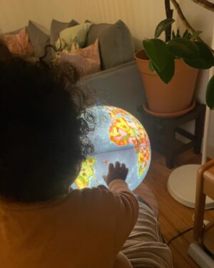 Anna Dushime Instagram - feiertage waren very wack für mich weil ich ca. 14 krankheiten gleichzeitig hatte aber a bitch is healthy now (also mehr oder weniger, hab schilddrüsen-überfunktion aber ist ok bisher) und mir geht’s wieder richtig richtig gut. Ich stehe gerne auf, bewege mich und wenn ich durch die strassen laufe, die sonne scheint und ich pfeife (nicht sehr gut) denke ich so damn this is how y’all be feeling and going through life? hab das gefühl dieser fog nach der geburt und den ersten monaten hat sich gelichtet und ich seh wieder klarer. ich bin jeden tag draußen und for a drinni like me phew. ich sehe und mag mich gerne und die gedanken die ich habe sind nicht von negative self talk geprägt und ängsten. die welt brennt und das nicht erst seit kurzem also freue ich mich, dass es mir gut genug geht, dass ich meinen teil beitragen kann auf ungerechtigkeiten aufmerksam zu machen, integer zu sein und versuchen die welt zu verbessern. spenden, demos, diskutieren und und und. nach der hoffnungslosigkeit der letzten monate kommt mut und für die aufgaben die jetzt kommen brauchen wir uns alle. lasst die streitigkeiten die nicht entscheidend sind sein und zusammenhalten. 
ps: das letzte bild hat @hernameis.m bei der arbeit aufgenommen als ich einen bart für ein clip anprobiert hatte. going back to the office und das wird mein teams profilbild.