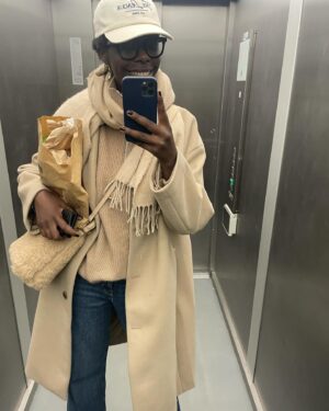 Anna Dushime Instagram - feiertage waren very wack für mich weil ich ca. 14 krankheiten gleichzeitig hatte aber a bitch is healthy now (also mehr oder weniger, hab schilddrüsen-überfunktion aber ist ok bisher) und mir geht’s wieder richtig richtig gut. Ich stehe gerne auf, bewege mich und wenn ich durch die strassen laufe, die sonne scheint und ich pfeife (nicht sehr gut) denke ich so damn this is how y’all be feeling and going through life? hab das gefühl dieser fog nach der geburt und den ersten monaten hat sich gelichtet und ich seh wieder klarer. ich bin jeden tag draußen und for a drinni like me phew. ich sehe und mag mich gerne und die gedanken die ich habe sind nicht von negative self talk geprägt und ängsten. die welt brennt und das nicht erst seit kurzem also freue ich mich, dass es mir gut genug geht, dass ich meinen teil beitragen kann auf ungerechtigkeiten aufmerksam zu machen, integer zu sein und versuchen die welt zu verbessern. spenden, demos, diskutieren und und und. nach der hoffnungslosigkeit der letzten monate kommt mut und für die aufgaben die jetzt kommen brauchen wir uns alle. lasst die streitigkeiten die nicht entscheidend sind sein und zusammenhalten. 
ps: das letzte bild hat @hernameis.m bei der arbeit aufgenommen als ich einen bart für ein clip anprobiert hatte. going back to the office und das wird mein teams profilbild.