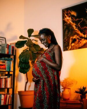 Anna Dushime Instagram - hab lange gehadert ob ich ein sogenanntes pregnancy fotoshooting machen soll oder nicht. irgendwie hat sich das komisch angefühlt: eitel, cringe/corny, bisschen esoterisch (das wunder des lebens feiern mäßig). ich wollte doch eine coole schwangere sein. eine die drüber steht, das mit links macht und einfach die alte bleibt. hadere immer noch mit mir, weil ich es zwar schön finde dass ich schwanger bin, mich aufs kind freue aber trotzdem nicht jeden tag überwältigt bin, das wunder in meinem bauch zelebriere oder mich schön finde. die meiste zeit bin ich müde, gereizt, hab sodbrennen und muss furzen. manchmal denk ich wehmütig an mein altes leben zurück ohne mich automatisch auf mein neues zu freuen. das ist okay. alle gefühle sind okay. schwanger sein kann cool sein, muss aber auch nicht das geilste sein was man jemals erlebt hat. auch das ist okay. am ende hab ich mich für ein shooting entschieden. bei mir zuhause mit @pakoquijada und bin so froh dass es diese bilder gibt. wir hatten so viel spass und es war egal ob sie corny, eitel oder wie auch immer sind. ich liebe sie und das ist das wichtigste.