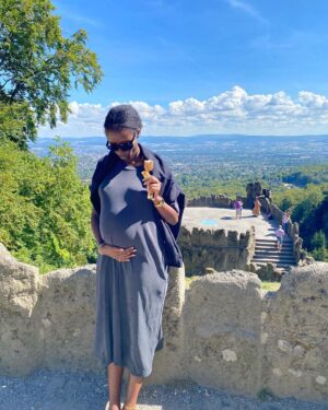 Anna Dushime Instagram - last weeks of pregnancy feat. ausflüge in die egalste stadt deutschlands, kann mich nicht mehr bewegen, hoher puls, essen, business tipps (es ist ein only fans account)