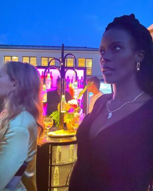 Anna Dushime Instagram - juli bisher gutes essen, impromptu rooftop shooting, preggo glow aka schminke lol, krankenhaus und kolumnen