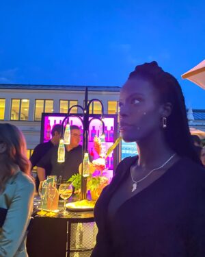 Anna Dushime Instagram - juli bisher gutes essen, impromptu rooftop shooting, preggo glow aka schminke lol, krankenhaus und kolumnen