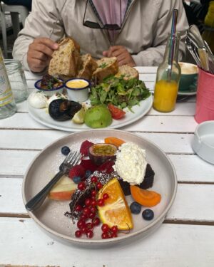 Anna Dushime Instagram - juli bisher gutes essen, impromptu rooftop shooting, preggo glow aka schminke lol, krankenhaus und kolumnen
