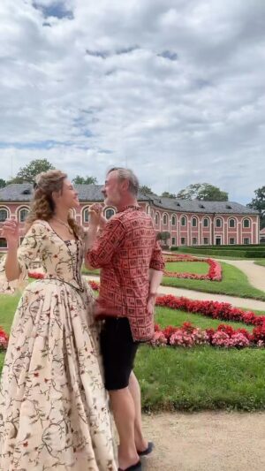 Anna Dvořáková Instagram - … cestování časem v jednom seriálu ~ a v jedné herecké rodině 😍 Anna Dvořáková a Jiři Dvořák 🎬  @an.dvr 
#annadvorakova #umeleckezastoupeni #audiovize #herci2media #fotozplacu #videozplacu #nataceni #televize #comingsoon #eliskaadamian #princeznaeleonora #eleonora 
#tvprima #prima #serial #zari 
💥 #jiridvorak #vypravec #pruvodce 
#andelpane #urias #jamesbond #007 🫡