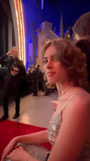 Anna Dvořáková Instagram - … Anna Dvořáková a Brad Pitt na premiéře v Paříži ?! ANOOO 
🍸✨😎 
#annadvorakova #umeleckezastoupeni #herci2media 
#bradpitt #babylon #film #premiera #comingsoon 
… film BABYLON má českou premiéru tento týden 
@an.dvr 
@paramountpicturesfrance
