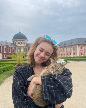 Anna Dvořáková Instagram - 1: looking for someone who asked
2: just chillin 
3: my imaginary friend said something funny
4: he left. 
5: KITTY🥹

Thx @jankominek for the pics🫡