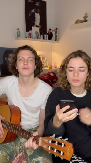 Anna Dvořáková Instagram - Překecal jsem @an.dvr aby si se mnou zatančila 😄 a zazpívala