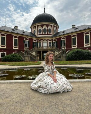 Anna Dvořáková Instagram - Oh to be a princess.. ✨

#tvseries #movie #shooting #onset #castle #princess @primaftv