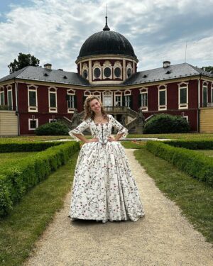 Anna Dvořáková Instagram - Oh to be a princess.. ✨

#tvseries #movie #shooting #onset #castle #princess @primaftv