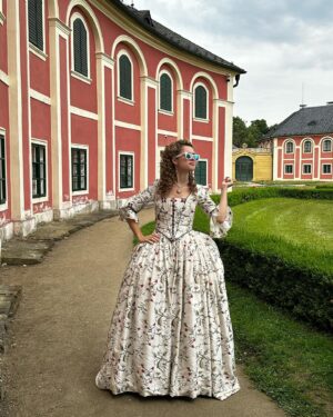 Anna Dvořáková Instagram - Oh to be a princess.. ✨

#tvseries #movie #shooting #onset #castle #princess @primaftv