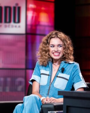 Anna Dvořáková Instagram - Oh my god!!! My first ever talkshow!! @honzadedek7padu 
Už zítra 19.9 se na tuhle jízdu můžete těšit v 21:35. Jupí!!!!

Pics:@tshine.photo