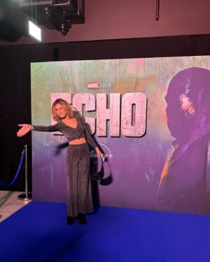 Anna Dvořáková Instagram - Tb to London where I was able to watch two episodes of the upcoming marvel series #echo 🥳 

Pic 2: @antidagger 🫶🏼

 #disneypluscz ♥️
