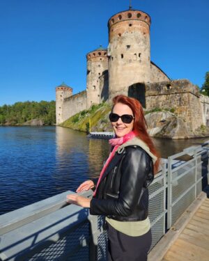 Anna Easteden Instagram - @savonlinnanoopperajuhlat I saw the Barber of Seville in Italian. Very funny! I recommend it. This was my first time at the Opera Festival but I am already planning what to see next summer there. 
#kariheiskanen directed the Opera - years ago we both acted in the The House Branching Love. He was super funny in it. 
#savonlinnanoopperajuhlat #barberofseville #opera #savonlinna #ooppera #sevillanparturi