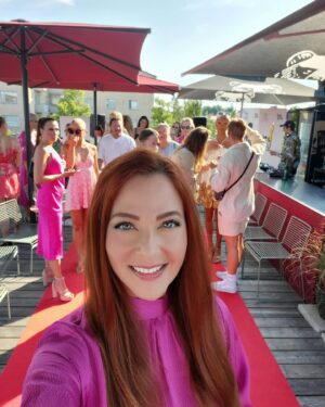 Anna Easteden Instagram - Red carpet party a few weeks ago @thefolkshotelkonepaja @sapina.pr @missfinlandofficial @gant_store 

#redcarpet #punainenmatto #säpinäpr #misssuomi #gant #fashionshow #muotinäytös #folkshotelkonepaja #annaeasteden #redhair #punatukka