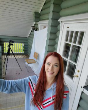 Anna Easteden Instagram - Self-taping set up in a log house, where there are no solid white walls. Yes, I took the sheet off my bed! 

#selftape #audition #koeesiintyminen #actor #actorlife #näyttelijä #loghouse #selftapesetup