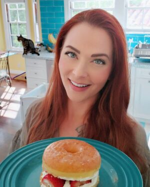 Anna Easteden Instagram - Monday morning breakfast? Boots in the background this time - waiting for his breakfast. @donutfriend 

#breakfast #aamiainen #vegan #vegaani