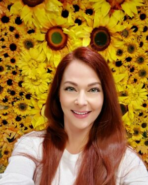 Anna Easteden Instagram - Happy New Year 2022! A few days late - I have had an extremely busy start of the year on so many fronts! I am excited. 

#happynew year #newyear #2022 #sunflowers #uusivuosi #hyvääuuttavuotta #auringonkukka