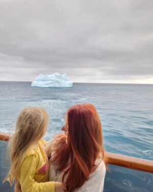 Anna Easteden Instagram - Merry Christmas from Antarctica!! ❤️❤️❤️ The photo is from Christmas morning about 1 minute after we woke up and saw our first iceberg. #antarctica #iceberg #elephantisland #merrychristmas #hyvääjoulua #joulu #christmas #happyholidays #holiday