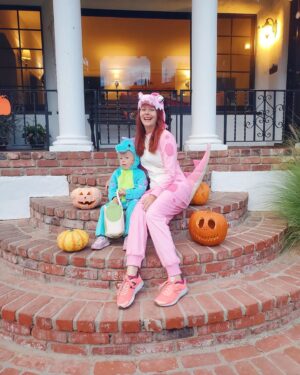 Anna Easteden Instagram - Dinosaurs ready for trick or treating! 

#trickortreat #halloween #halloweencostume #pumpkin #kurpitsa #karkkitaikepponen #stegosaurus #dinosaur #dinosaurus #momanddaughter