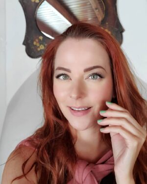Anna Easteden Instagram - Starting my week with green nails. And then looking for new flights for the summer. My loyalty to Finnair is being tested. Lol. British Airways here I come? 

#greennails