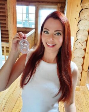 Anna Easteden Instagram - Olen osa avunketjua. Tässä on avunketjuheijastin, minkä voit ostaa esim. S-marketista tai Tokmannilta. 5 euroa. Tuotto menee Suomen Punaiselle Ristille. 

#avunketju #avunketjuheijastin #spr #punainenristi #nälkäpäiväkeräys #nälkäpäivä @spr_savokarjala @punainenristi