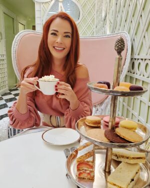 Anna Easteden Instagram - Feeling fancy in Beverly Hills @ladureeplantbased #vegan #teatime #hotchocolate #vegaani #treats #teeaika