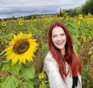 Anna Easteden Instagram - Wishing you a sunny day! It is getting colder in Finland. That means it is time to get going to LA. 

#sunflower #auringonkukka #kukkaketo #flowers #kukkia