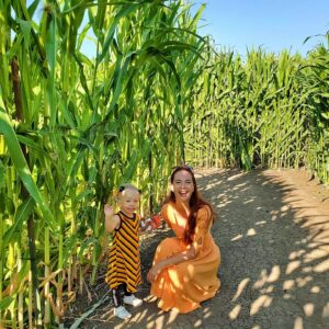 Anna Easteden Instagram - Corn maze with the little lady. 

#cornmaze #halloween #pumpkinpatch @underwoodfamilyfarms 
#mom #momanddaughter #äitijatytär #momlife