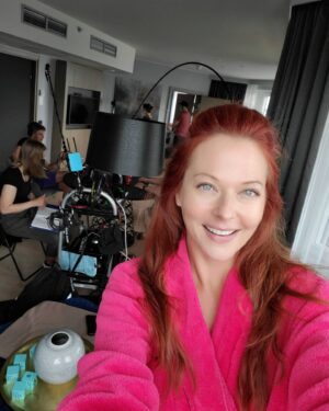 Anna Easteden Instagram - My lucky day? Hanging out in a bathrobe all day long. @cmorefi

#harjunpääsarja #cmoresuomi #actor #actorlife #näyttelijä #tvsarja #tv #cmorefi  #mattiyrjänäjoensuu #harjunpääjarautahuone