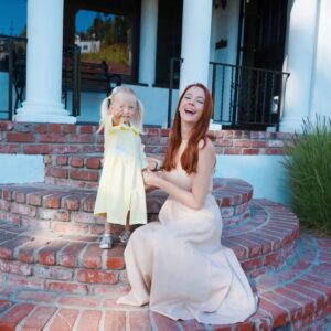Anna Easteden Instagram - I think my child is going to be a kick ass adult. Or then me using swear words during her zoom school is doing it's work... Yes, that is her middle finger. Yes, she is 3. I am proud. 
#swearlikeasailor #looklikealady