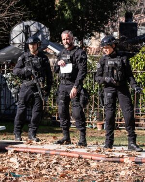 Anna Enger Ritch Instagram - Ep #707 coming this Friday, April 5th 8p/7c  Our beloved @thekennethjohnson makes his curtain call 🖤 #rollswat @swatcbs 

📸 @davinophotostudio