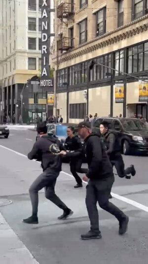 Anna Enger Ritch Instagram - Running thru the streets of DTLA with @say_ahna and @steadicamtim. It never gets old. 

#SWAT returns April 5th! 🎥💥🏃🏻