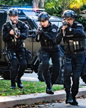 Anna Enger Ritch Instagram - Ep #707 coming this Friday, April 5th 8p/7c  Our beloved @thekennethjohnson makes his curtain call 🖤 #rollswat @swatcbs 

📸 @davinophotostudio