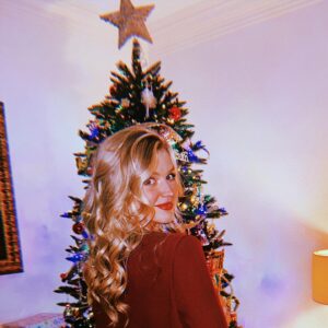 Anna Grace Barlow Instagram - merry christmas eve!