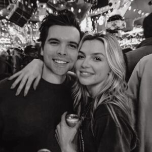 Anna Grace Barlow Instagram - merry christmas eve!