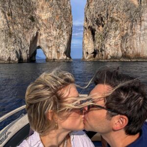 Anna Grace Barlow Instagram - now THAT’s amóre !!!