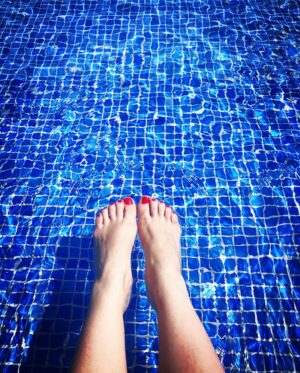 Anna Gras Instagram - Fresquita #summer #myfeetaresmallerthanyours #summervibes☀️ #lafotodemispies2021
