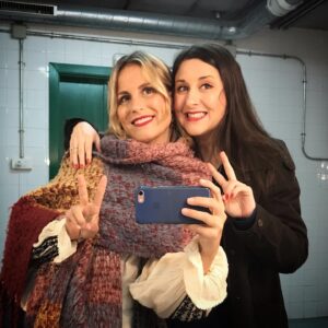 Anna Gras Instagram - A punt per la prèvia de #elsopardelsidiotes 
Estrena el 20/01 al #teatreborràs 
@vaniaproduccions 
.
.
.
Giddy as a goat for the previous of #dinnerforschmucks 🎭