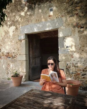Anna Gras Instagram - La Masia #lesvacancesdelsnostrespares  reading Hamnet by Maggie O’Farrell 
#👌🏻