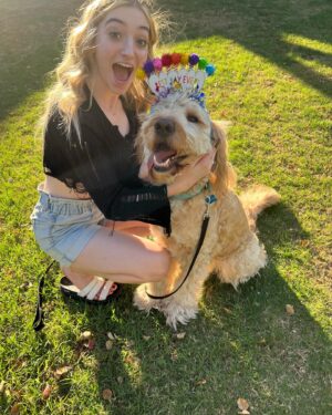 Anna Harr Instagram - alright everyone say happy 6th birthday to alfie🫶🏻🥳🎈🐶or else he may cry (he’s a very sensitive lil bro😭) #goldendoodle
