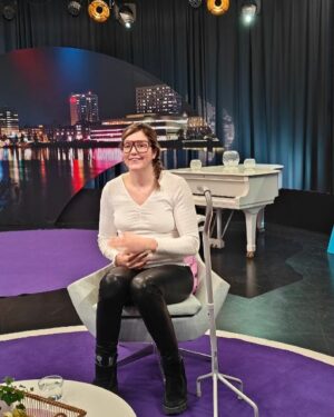 Anna Holmlund Instagram - Igår var jag på @gokvall i Umeå! De som jobbar med det är så trevliga! #svt #gokväll foto: @ylvakarstrom