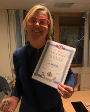 Anna Holmlund Instagram - Då har man fått Friexnerska-akademins pris! Ni håller med va antar jag, det finns inge bättre än en Calimotjo!?#fornbyfolkhögskola foto: @zandrafb