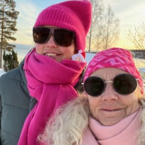Anna Holmlund Instagram - God Jul på er alla😄