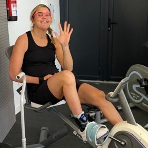 Anna Holmlund Instagram - Från morgonens Tabata! Varje morgon kör vi här nere Tabata, det är så otroligt skönt, en perfekt start på dagen 😃 foto: @zandrafb #tabata #cykel #intervaller #optimarehab