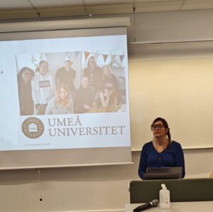 Anna Holmlund Instagram - Igår höll jag min föreläsning på Umeå universitet 🙂 #umeåuniversitet #föreläsning foto: @ylvakarstrom