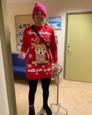 Anna Holmlund Instagram - Nu har jag gått mina 3 år på skolan. Det är med blandade känslor jag lämnar, det är så skönt i klassen . Alla förstår verkligen ens bekymmer ( alla har ju faktiskt en hjärnskada) Så det är superskönt!sedan ska jag nu på Friskis och Svettis i Sundsvall och jobba, det kommer också bli jätte bra. Skolan har verkligen fått mig att förstå att det är som det är, det är inte bra. Men det är ett tråkigt konstaterande.  Jag kan bara säga till er,( som jag även säger till alla mina assistenter)  att inte få en hjärnskada! Det är inte värt det på något sätt. Då vill jag bara passa på och önska er alla en riktigt God Jul och ett gott nytt år 🥳