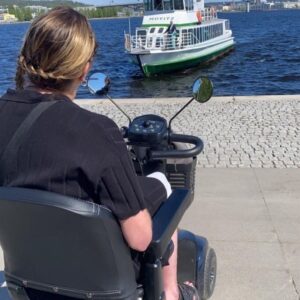 Anna Holmlund Instagram - Då är jag och Leo ( promenadskotern) på väg till @virrigabakverk 😀 foto: @zandrafb #leo  #virrigabakverk