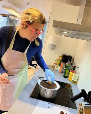 Anna Holmlund Instagram - Vi bakar julgodis i skolan! #chokladkola #fudge foto: @johanwixner