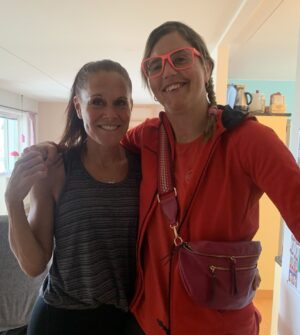 Anna Holmlund Instagram - Idag firar jag och Zandra 7 år tillsammans! Det var exakt 7 år sedan (på dagen) kom Zandra och träffade mig för första gången på Danderyds sjukhus. 7 tuffa, jobbiga men helt underbara år! Zandra brukar jag kalla zuper Zandra, och det stämmer verkligen på henne. För är det någon som är zuper, så är det Zandra! Trevlig midsommar 😀#bästavän #zuperzandra